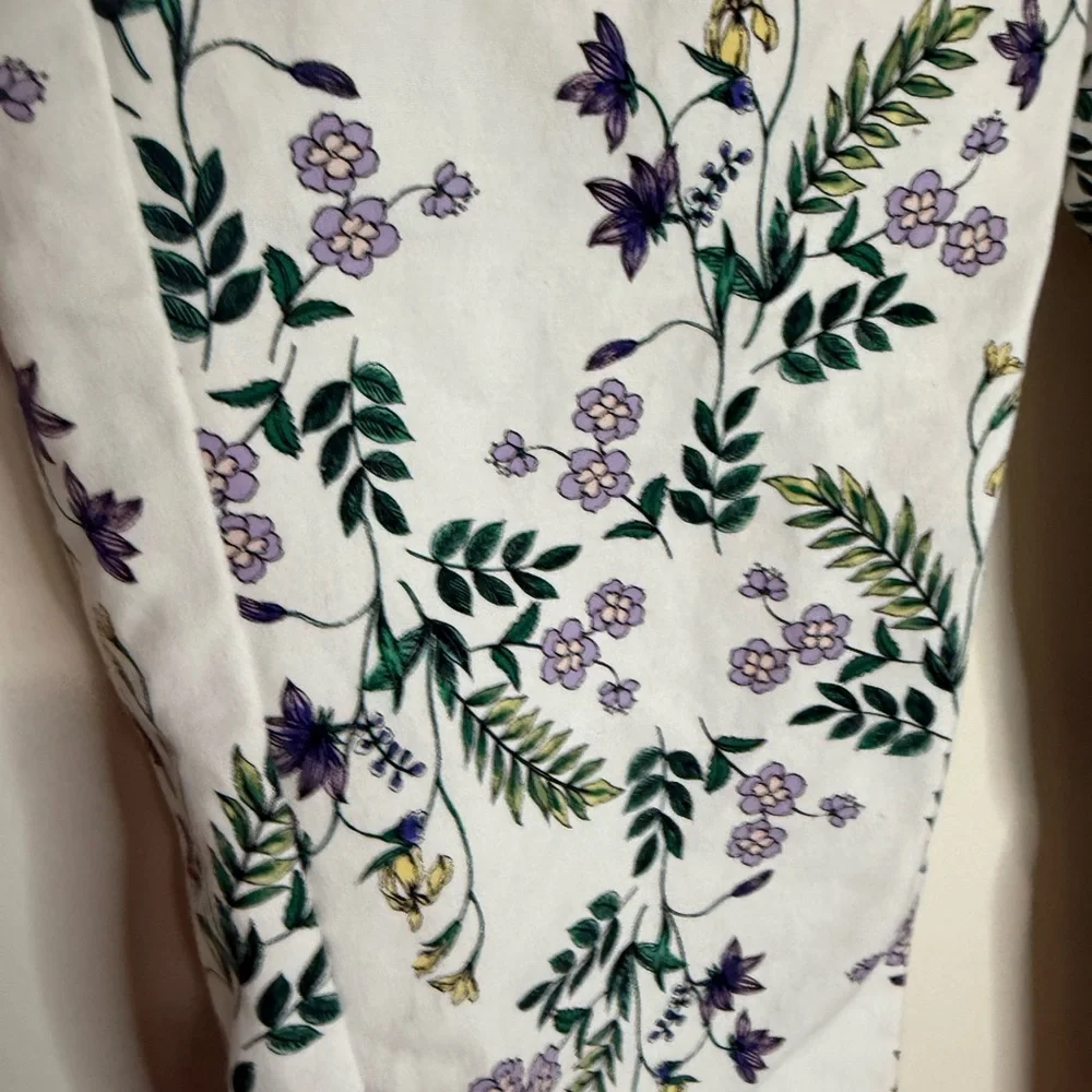 Liz Claiborne White with purple Floral Print cropped Pants in size 12 - Picture 2 of 14
